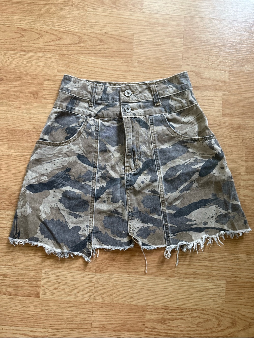POL Clothing Camo Paneled Raw Hem Mini Skirt Size S Structured Camouflage
